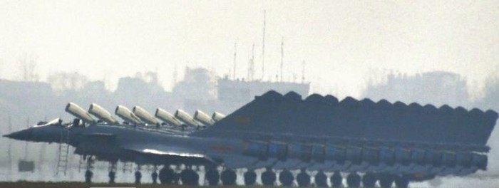 14 máy bay chiến đấu J-10B xếp hàng ở sân bay của Công ty TNHH máy bay Thành Đô (nguồn Jane&apos;s Defence Weekly)