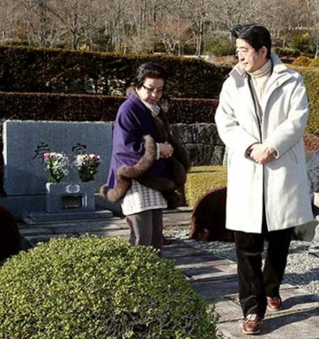 Thủ tướng Nhật Bản Shinzo Abe va mẹ đến thăm mộ ông ngoại Kishi Nobusuke