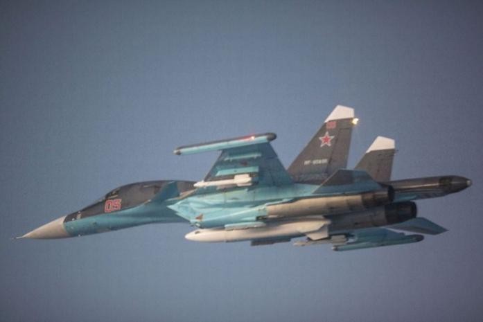 Máy bay chiến đấu F-16 NATO giám sát máy bay chiến đấu ném bom Su-34 Nga