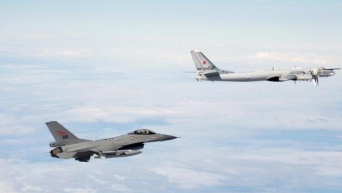 Máy bay chiến đấu F-16 của Không quân Na Uy đánh chặn máy bay ném bom Tu-95 Nga