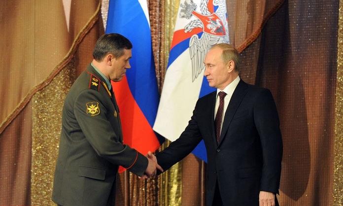 Tổng thống Nga Vladimir Putin (phải) bắt tay Tổng thống mưu trưởng Các lực lượng vũ trang Nga Valery Gerasimov