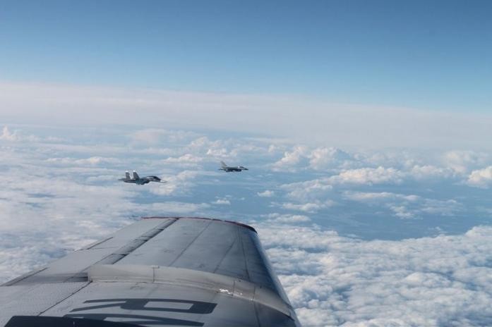 Máy bay chiến đấu F-16 của Không quân Na Uy đánh chặn máy bay chiến đấu ném bom Su-34 Nga ở cự ly rất gần