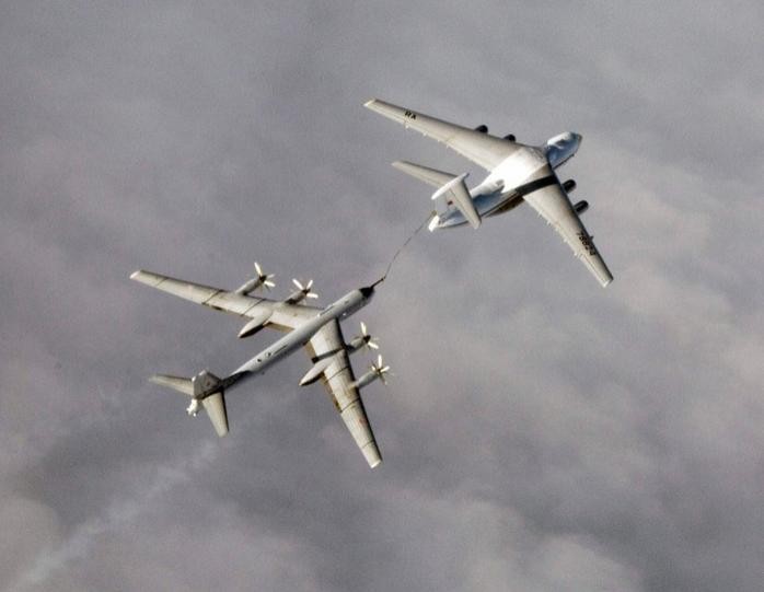 Máy bay ném bom chiến lược Tu-95 được máy bay tiếp dầu IL-78 tiếp dầu