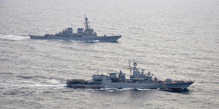Tàu khu trục USS Donald Cook (DDG-75) Hải quân Mỹ và tàu chỉ huy UKRS Hetman Sahaidachny Hải quân Ukraine tập trận chung trên Biển Đen