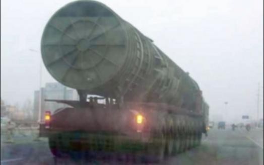 Tên lửa đạn đạo xuyên lục địa Đông Phong-41 Trung Quốc xuất hiện trên đường đi do dân mạng chụp