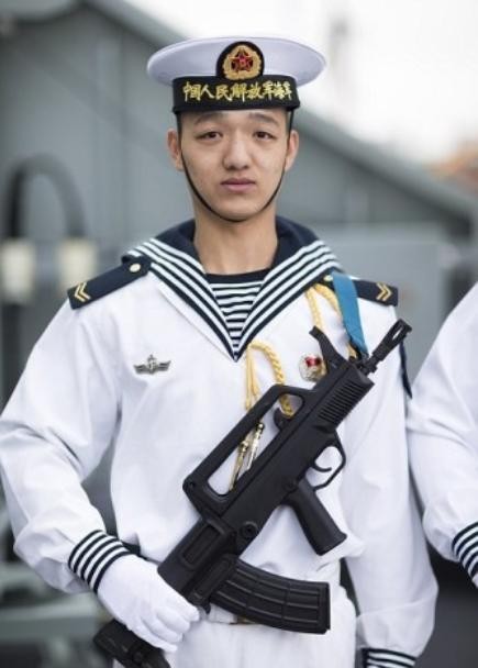 Binh sĩ biên đội hộ tống tốp thứ 18 Hải quân Trung Quốc đến thăm quân cảng Anh