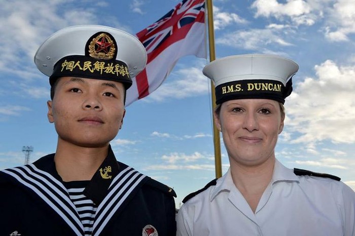 Binh sĩ biên đội hộ tống tốp thứ 18 Hải quân Trung Quốc tham quan tàu khu trục tiên tiến nhất HMS Duncan của Hải quân Anh