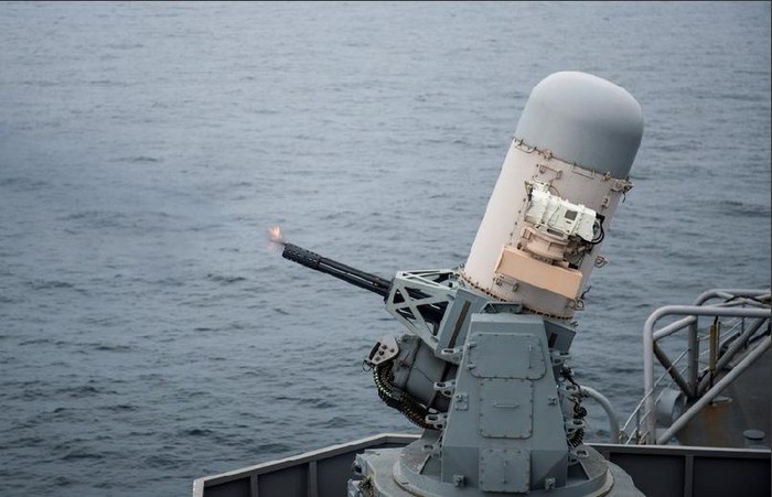 Vũ khí trên tàu tấn công đổ bộ USS Bonhomme Richard Hải quân Mỹ trong một cuộc huấn luyện tại Biển Đông vào tháng 4 năm 2014