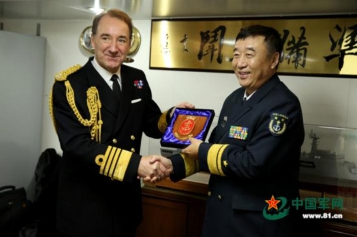 Phó Tham mưu trưởng Hạm đội Nam Hải, Hải quân Trung Quốc (phải) trong chuyến thăm Anh của biên đội hộ tống tốp thứ 18