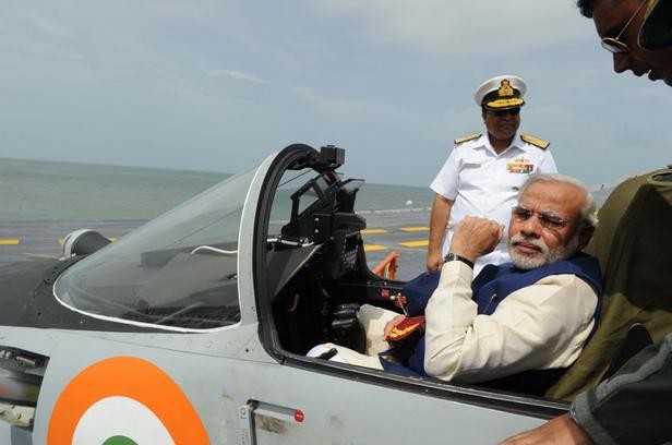 Thủ tướng Ấn Độ Narendra Modi thị sát tàu sân bay INS Vikramaditya