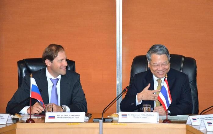 Bộ trưởng công nghiệp và thương mại Nga Denis Manturov và Bộ trưởng Quốc phòng Thái Lan Prawit Wongsuwan