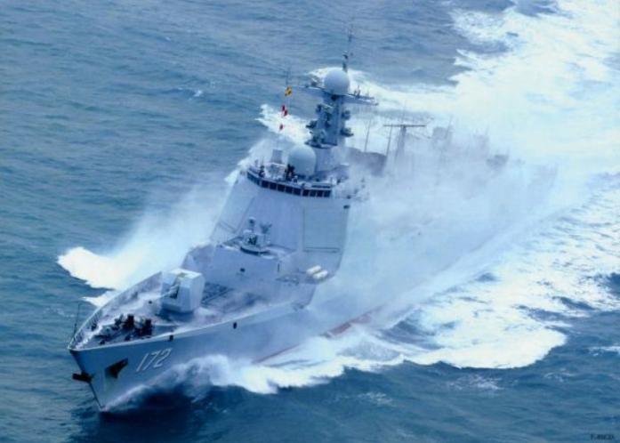 Năm 2014, thế giới tiếp tục chứng kiến Trung Quốc dồn sức mạnh quân sự cho Biển Đông khi biên chế rất nhiều tàu chiến mới như tàu khu trục Type 052D (trong hình), tàu hộ vệ hạng nhẹ Type 056... Xu thế này sẽ còn tiếp diễn mạnh mẽ trong tương lai.