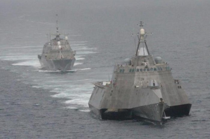 Tàu tuần duyên USS Freedom và USS Independence (chạy trước) của Hải quân Mỹ