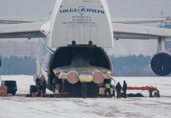 Máy bay vận tải An-124 &quot;nuốt&quot; máy bay chiến đấu T-50 Nga (nguồn Tân Hoa xã)