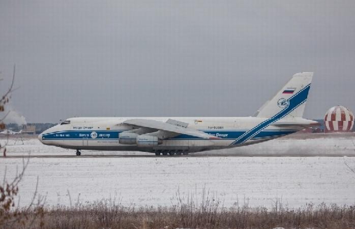 Máy bay vận tải An-124 &quot;nuốt&quot; máy bay chiến đấu T-50 Nga (nguồn Tân Hoa xã)