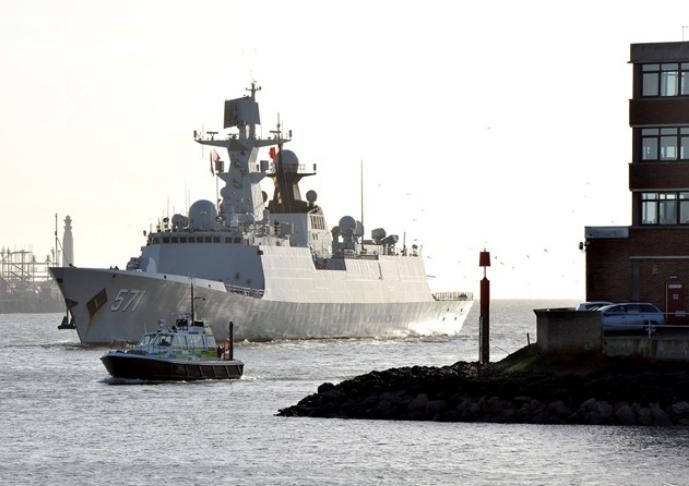 Tháng 1 năm 2015, tàu chiến biên đội hộ tống tốp thứ 18 Hải quân Trung Quốc thăm quân cảng của Anh, thực hiện &quot;ngoại giao pháo hạm&quot;. Trong hình là tàu hộ vệ tên lửa Vận Thành số hiệu 571 của Hạm đội Nam Hải, loại tàu triển khai ở Biển Đông, từng hỗ trợ cho giàn khoan nước sâu Hải Dương Thạch Du 981 khi hạ đặt bất hợp pháp ở vùng đặc quyền kinh tế, thềm lục địa của Việt Nam từ đầu tháng 5 đến giữa tháng 7 năm 2014.