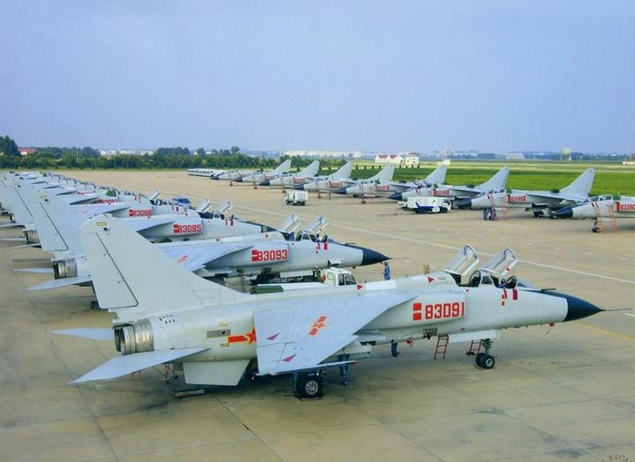 Máy bay chiến đấu JH-7A của sư đoàn 9 lực lượng hàng không Hải quân Trung Quốc triển khai ở hướng Biển Đông, trên đảo Hải Nam