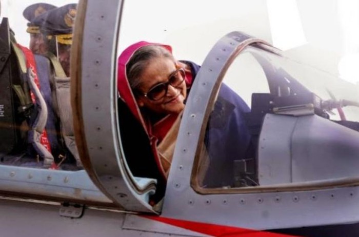 Thủ tướng Bangladesh Sheikh Hasina ngồi lên máy bay huấn luyện/chiến đấu K-8W, Trung Quốc chế tạo cho Bangladesh