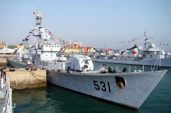 Tàu hộ vệ Ưng Đàm số hiệu 531 Type 053 của Hải quân Trung Quốc cũng từng cùng với tàu Tương Đàm 556 ăn cướp đá Gạc Ma của Việt Nam