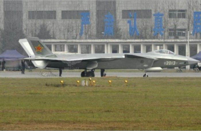 Máy bay chiến đấu tàng hình J-20 số hiệu 201 (nguồn mạng sina Trung Quốc)