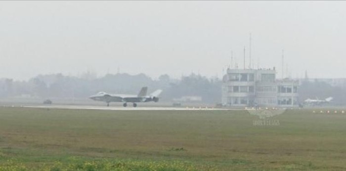 Máy bay chiến đấu tàng hình J-20 số hiệu 2015 Trung Quốc (nguồn mạng sina TQ)