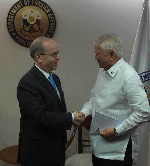 Trợ lý Ngoại trưởng Mỹ Daniel và Bộ trưởng Ngoại giao Philippines Rosario
