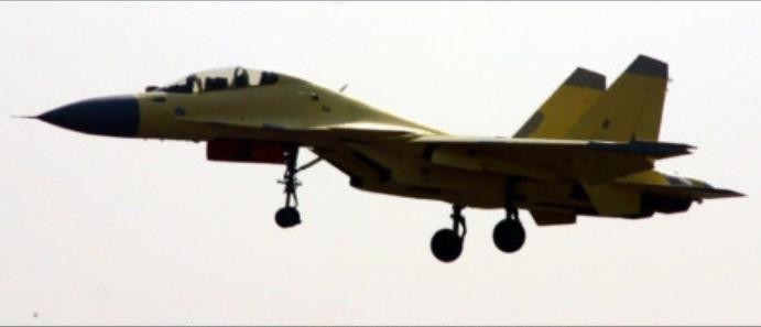 Máy bay chiến đấu J-15S hai chỗ ngồi lắp dộng cơ Thái Hành bay thử (nguồn mạng sina TQ)