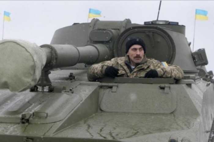 Binh sĩ Ukraine ngồi trên phòng điều khiển của lựu pháo Type 2S1 (nguồn mạng sina TQ)