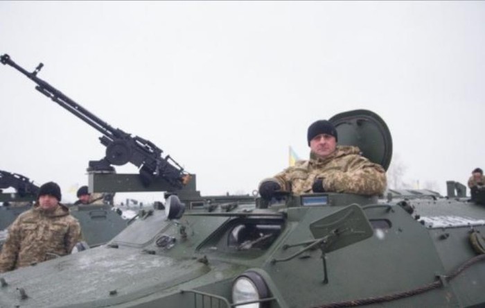 Binh sĩ Ukraine tiếp nhận xe chiến đấu (nguồn mạng sina TQ)