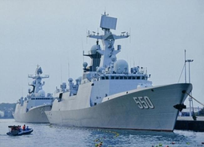 Tàu hộ vệ Lâm Nghi số hiệu 547 và tàu hộ vệ Duy Phường số hiệu 550 đều là Type 054A và đều thuộc Hạm đội Bắc Hải, nhưng hình ảnh này được mạng sina Trung Quốc ngày 4 tháng 2 năm 2015 cho là 2 tàu này đậu ở quân cảng Tam Á của Hạm đội Nam Hải.