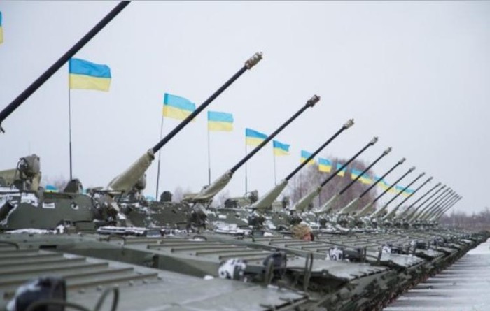 Quân đội Ukraine vừa được bàn giao nhiều vũ khí trang bị mới (nguồn mạng sina Trung Quốc)