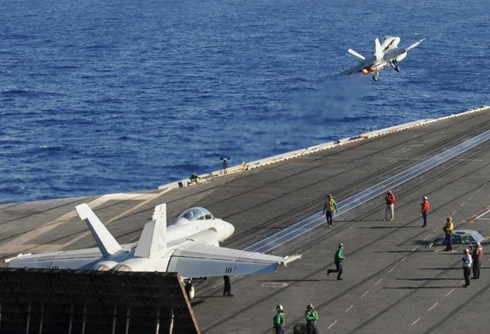 Tháng 5 năm 2013, tàu sân bay USS Nimitz CVN 68 Mỹ huấn luyện máy bay chiến đấu F/A-18E Super Hornet trên Biển Đông