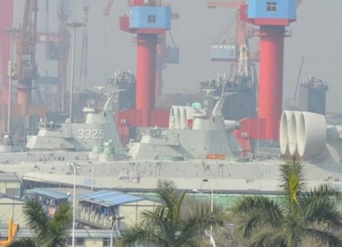 Hình ảnh 2 chiếc tàu đổ bộ Zubr ở nhà máy đóng tàu của Trung Quốc, 1 chiếc đã đánh số (nguồn mạng sina ngày 21 tháng 1 năm 2015)