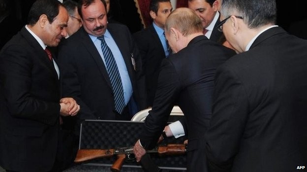 Ngày 9 tháng 2 năm 2015, Tổng thống Nga Vladimir Putin tặng Tổng thống Ai Cập Abdul Fattal al-Sisi khẩu súng trường Kalashnikov