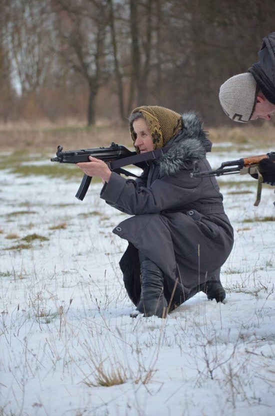 Người tình nguyện già tham gia huấn luyện của quân chính phủ Ukraine