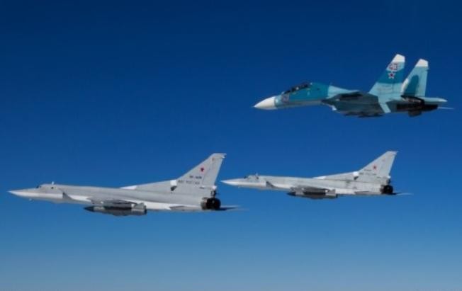 Biên đội máy bay ném bom Tu-22M3 và máy bay chiến đấu Su-27 Nga (nguồn mạng sina TQ)