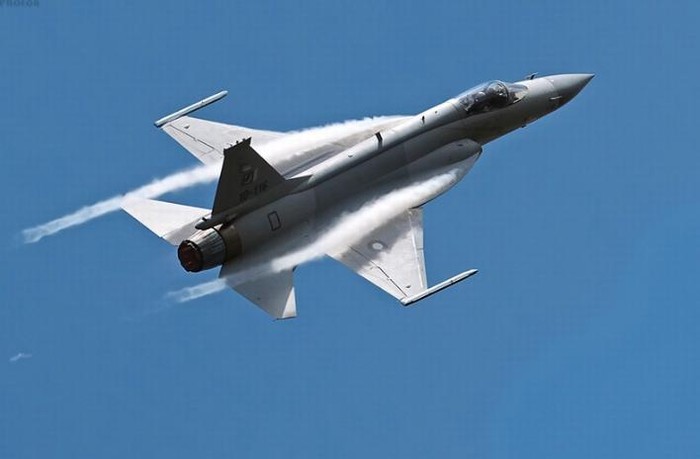 Máy bay chiến đấu hạng nhẹ JF-17 Thunder do Trung Quốc-Pakistan hợp tác chế tạo, lệ thuộc vào nhập khẩu động cơ Nga