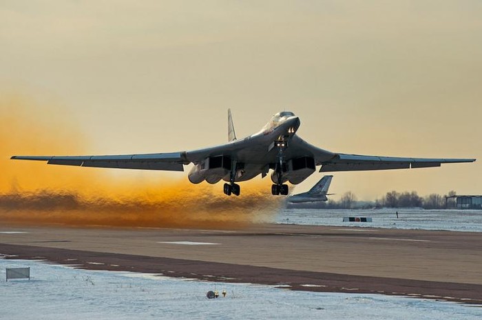 Máy bay ném bom chiến lược Tu-160 Blackjack Nga