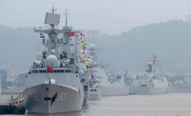 Rất nhiều tàu chiến mới của Hạm đội Đông Hải ở quân cảng (nguồn mạng sina TQ)