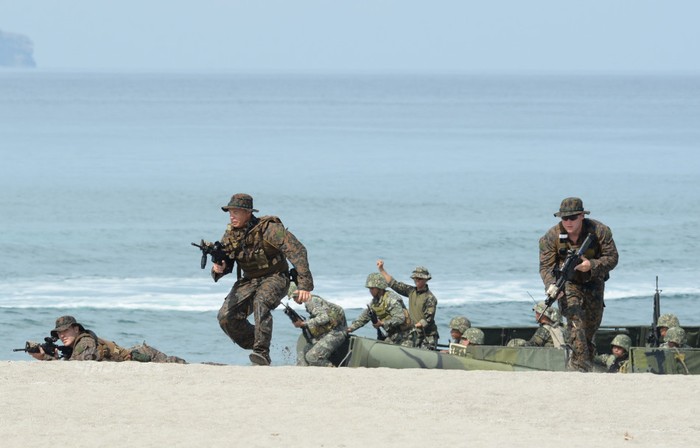 Quân đội Mỹ và Philippines trong một cuộc tập trận đột kích đổ bộ trên Biển Đông vào ngày 9 tháng 5 năm 2014