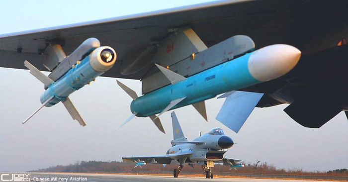 Tên lửa không đối không PL-12 lắp trên máy bay chiến đấu J-10 Trung Quốc