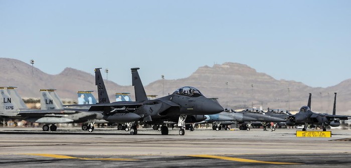 Diễn tập Red Flag tháng 2 năm 2015: Máy bay chiến đấu F-15E chuẩn bị điều động, phía sau là máy bay chiến đấu F-15C của lực lượng quân xanh