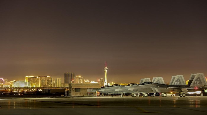 Máy bay chiến đấu tàng hình F-22 tham gia diễn tập Red Flag vào tháng 2 năm 2015, phía xa là thành phố Las Vegas