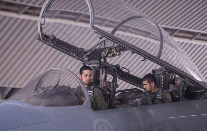 Phi công Saudi Arabia sau khi tấn công IS trở về