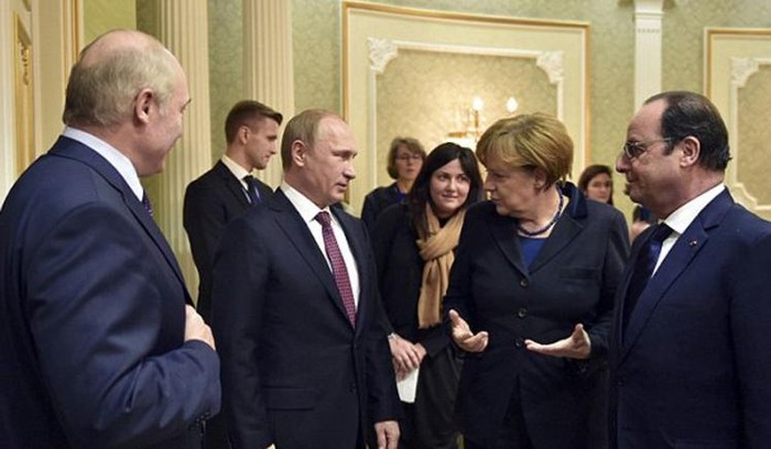 Tổng thống Nga Putin và Thủ tướng Đức Merkel trao đổi trước khi tổ chức hội nghị thượng đỉnh về Thỏa thuận Minsk thứ 2