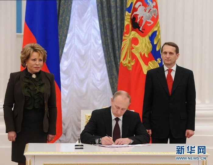 Ngày 21 tháng 3 năm 2014, Tổng thống Nga Vladimir Putin ký kết Hiệp ước sáp nhập Crimea vào Nga (nguồn Tân Hoa xã)