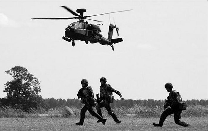 Máy bay trực thăng vũ trang Apache yểm trợ cho binh sĩ Anh tiến lên (ảnh tư liệu minh họa)