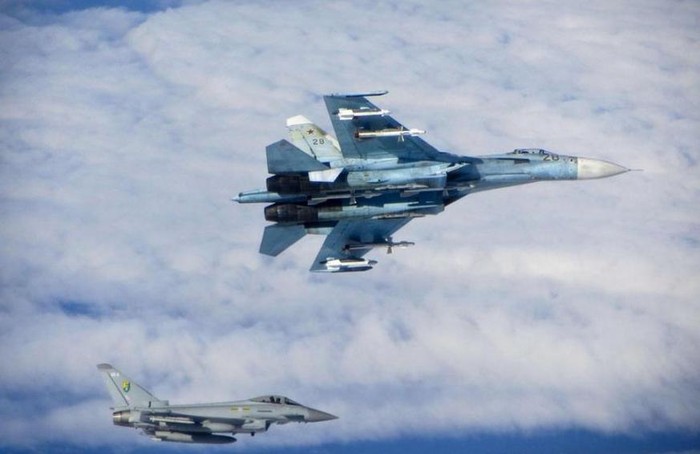 Máy bay chiến đấu Su-27 Nga bay trên bầu trời biển Baltic, bị máy bay chiến đấu Typhoon Anh đánh chặn (ảnh tư liệu)