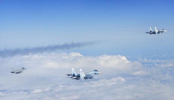 Hai máy bay chiến đấu Su-27 Nga bay trên vùng trời quốc tế biển Baltic, bị máy bay chiến đấu Typhoon Không quân Anh phát hiện