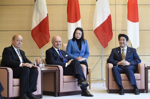 Thủ tướng Nhật Bản Shinzo Abe tiếp Bộ trưởng Ngoại giao và Bộ trưởng Quốc phòng Pháp